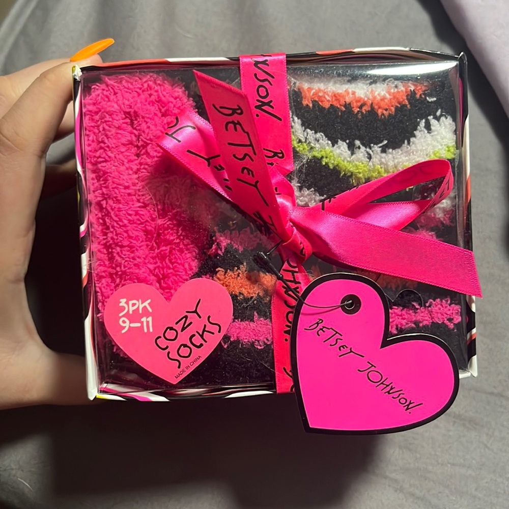 Betsey Johnson 3 pack fluffy socks